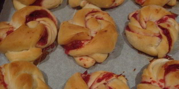 постные булочки с клюквенным джемом