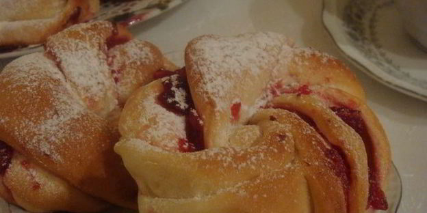 постные булочки с клюквенным джемом