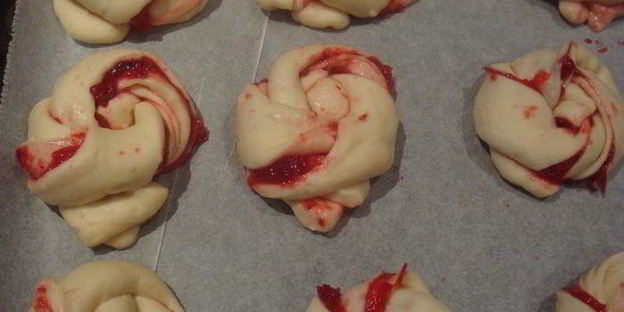 постные булочки с клюквенным джемом