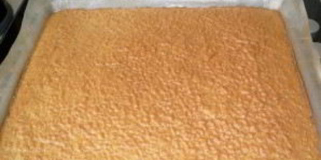 рулет с яблочным джемом