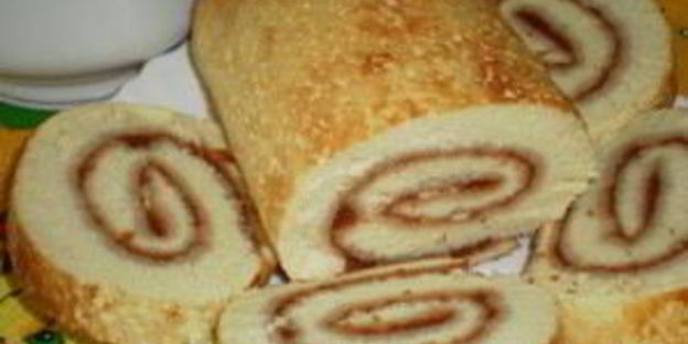 рулет с яблочным джемом