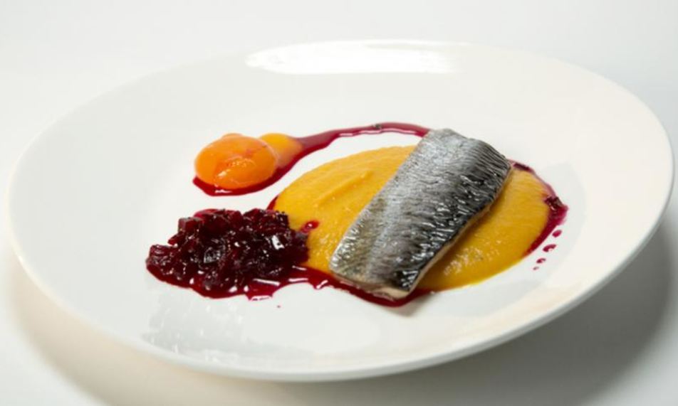 Рецепт сельди конфи с пармантье и свекольным джемом