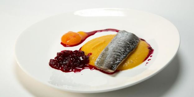 сельдь конфи с пармантье и свекольным джемом