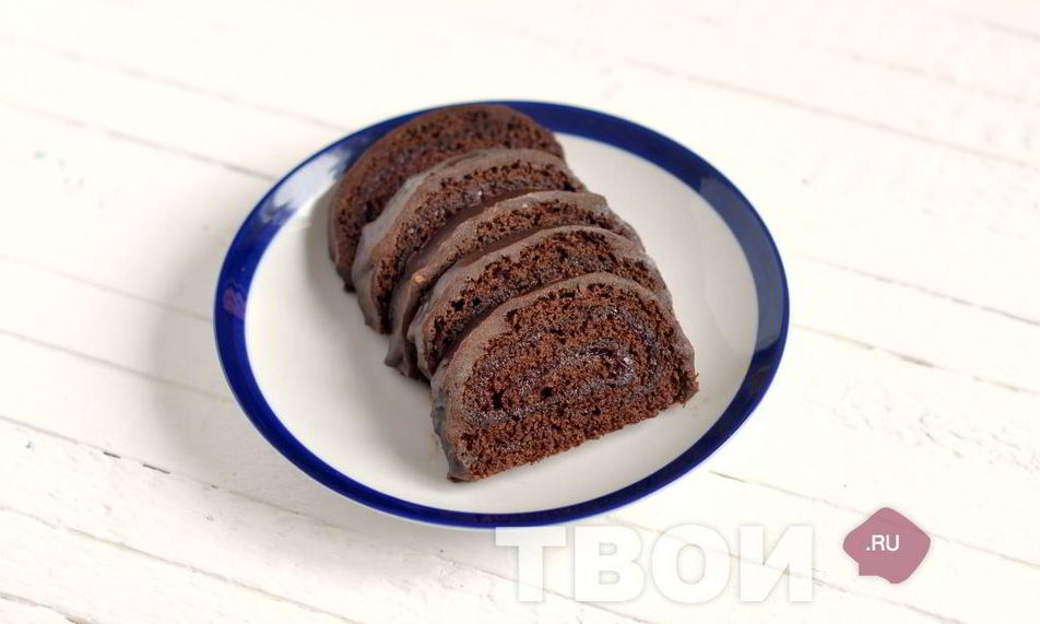 Рецепт шоколадного рулета с клюквенным джемом и шоколадным ганашем