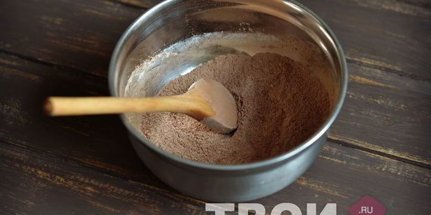 шоколадный рулет с клюквенным джемом и шоколадным ганашем