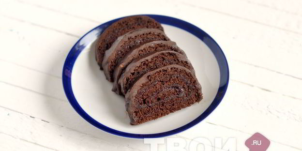 шоколадный рулет с клюквенным джемом и шоколадным ганашем