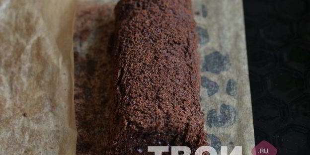 шоколадный рулет с клюквенным джемом и шоколадным ганашем