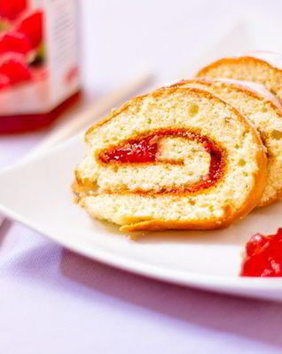 Швейцарский рулет с малиновым джемом