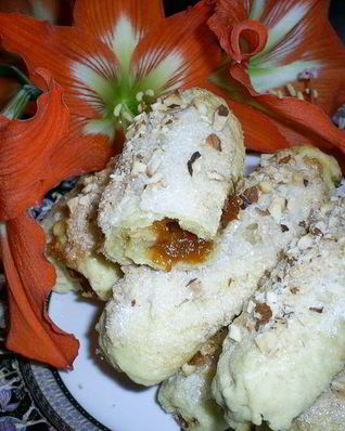 Слоистые лимонные рулетики с джемом и орехами