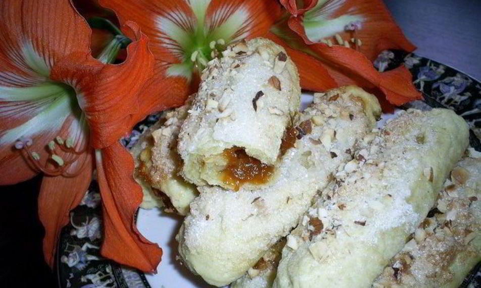 Рецепт слоистых лимонных рулетиков с джемом и орехами