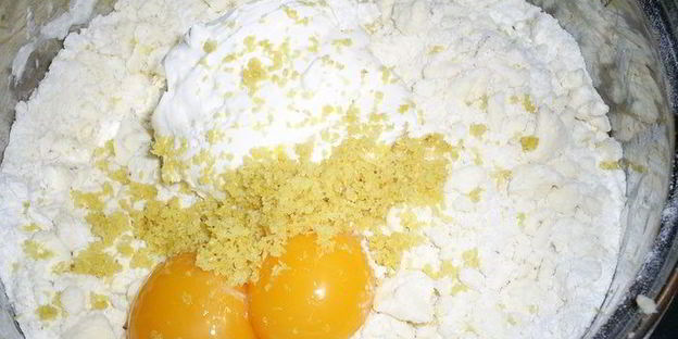 слоистые лимонные рулетики с джемом и орехами