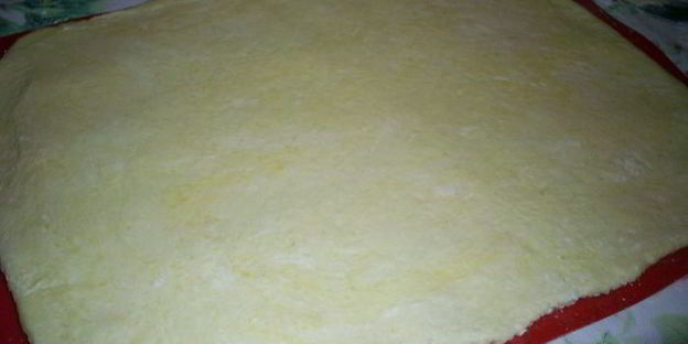 слоистые лимонные рулетики с джемом и орехами