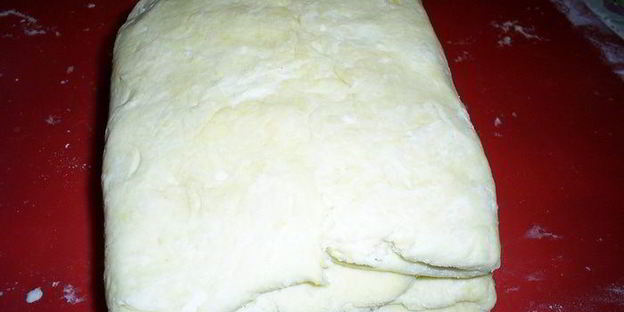 слоистые лимонные рулетики с джемом и орехами