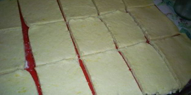 слоистые лимонные рулетики с джемом и орехами