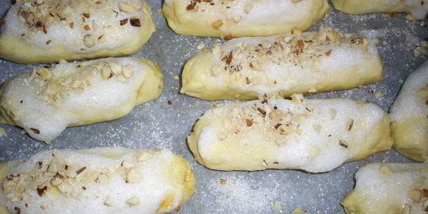 слоистые лимонные рулетики с джемом и орехами