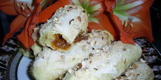 слоистые лимонные рулетики с джемом и орехами