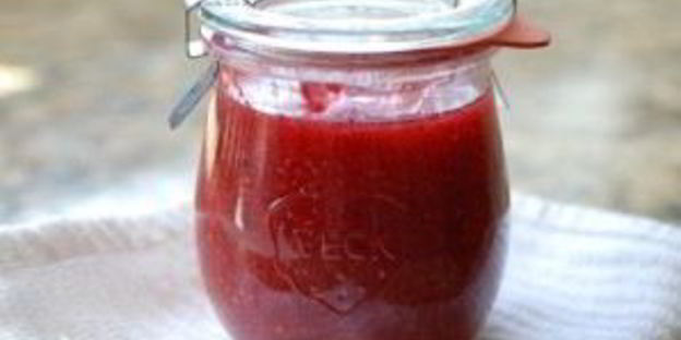 сырой клубнично-малиновый джем