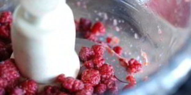 сырой клубнично-малиновый джем