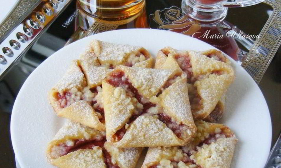 Рецепт творожных конвертиков с клубничным джемом и крошкой