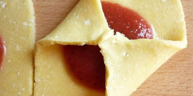 творожные конвертики с клубничным джемом и крошкой