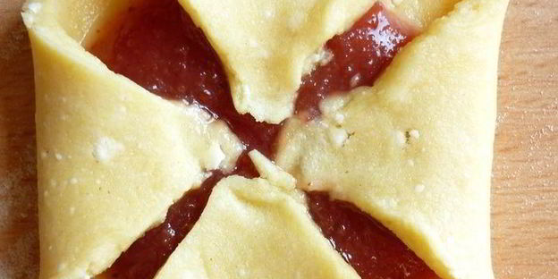 творожные конвертики с клубничным джемом и крошкой