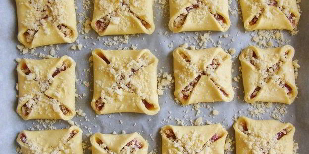 творожные конвертики с клубничным джемом и крошкой