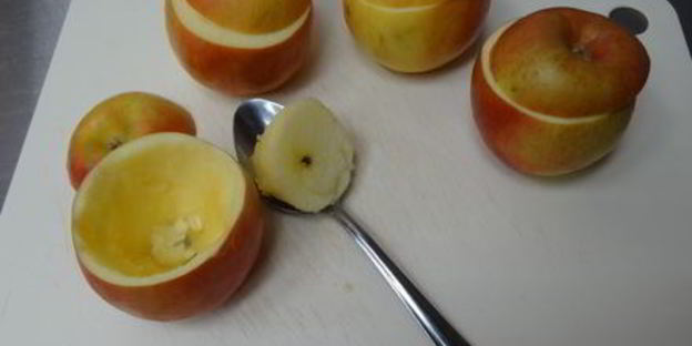 запеченные яблоки с джемом из пряной груши