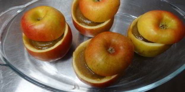 запеченные яблоки с джемом из пряной груши