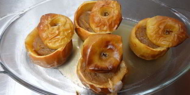 запеченные яблоки с джемом из пряной груши