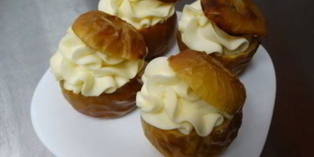 запеченные яблоки с джемом из пряной груши