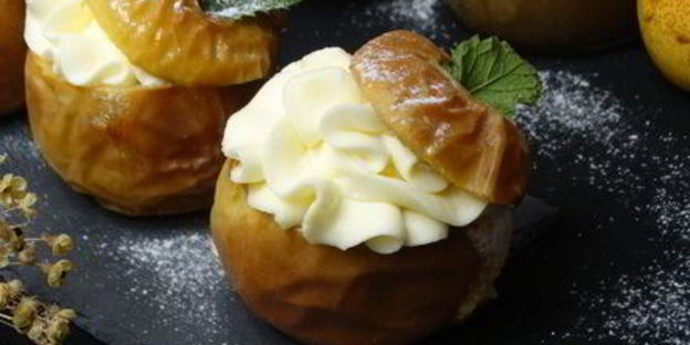 запеченные яблоки с джемом из пряной груши