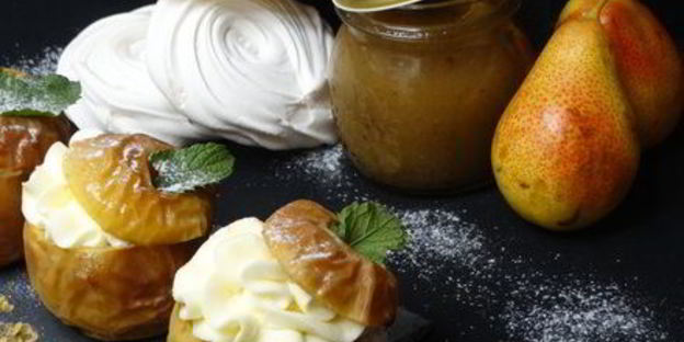 запеченные яблоки с джемом из пряной груши