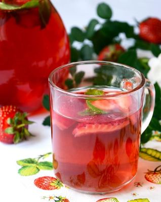 Клубничный компот с мятой