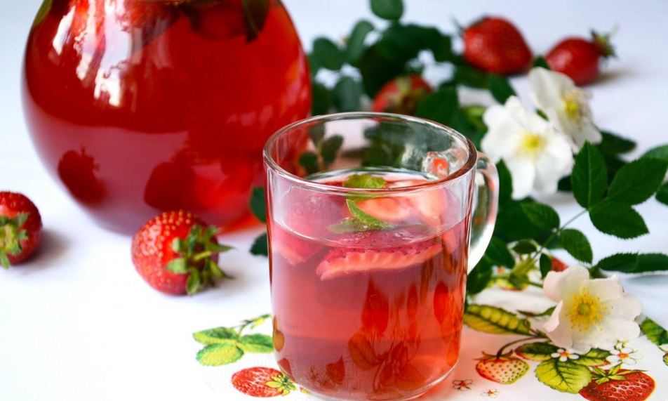 Рецепт клубничного компота с мятой