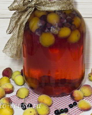 Компот из абрикосов и черной смородины на зиму