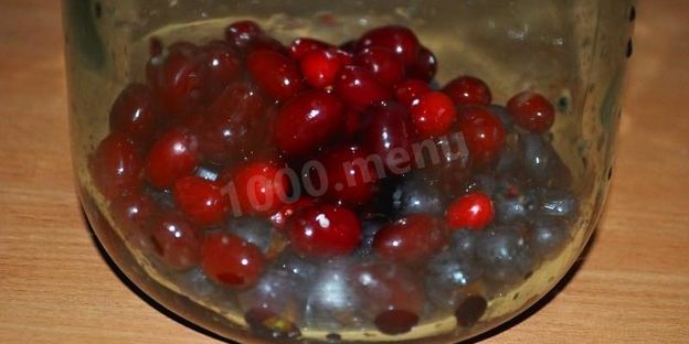 компот из кизила и черной смородины