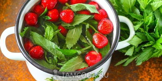 компот из клубники с мятой на зиму
