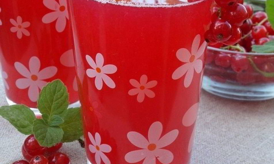 Рецепт компота из персиков и красной смородины