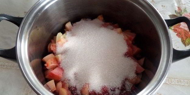 компот из персиков и красной смородины