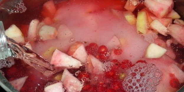 компот из персиков и красной смородины