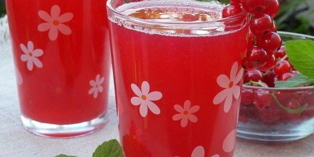 компот из персиков и красной смородины