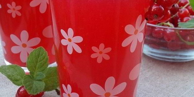 компот из персиков и красной смородины