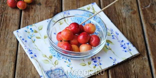 компот из ранеток и слив на зиму