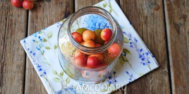 компот из ранеток и слив на зиму