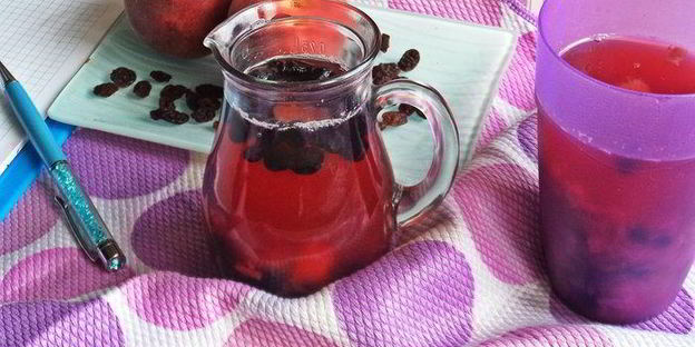 компот из ревеня, черноплодки и изюма