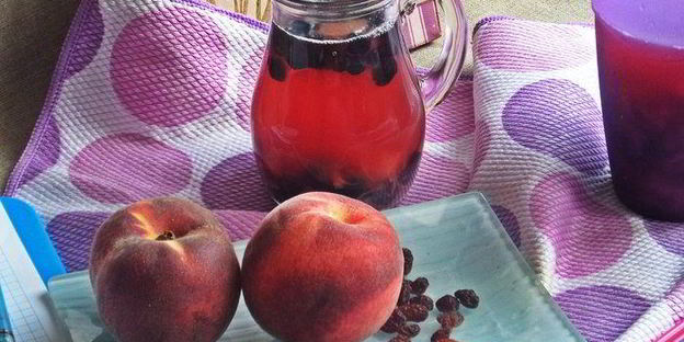 компот из ревеня, черноплодки и изюма