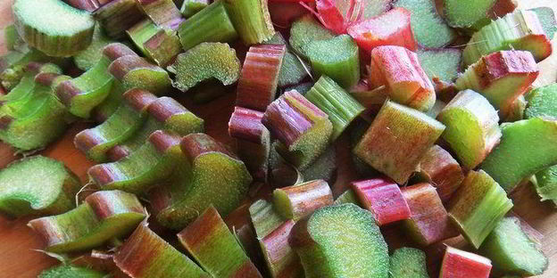 компот из ревеня, черноплодки и изюма