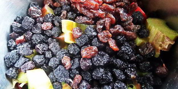 компот из ревеня, черноплодки и изюма