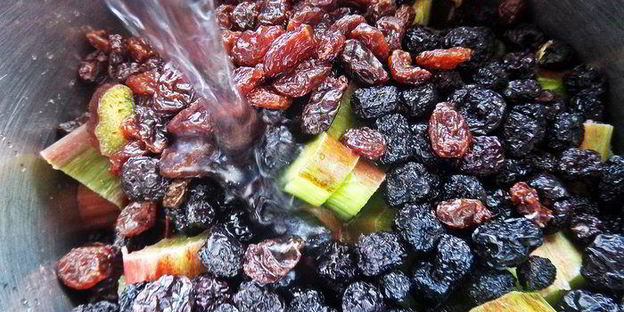 компот из ревеня, черноплодки и изюма