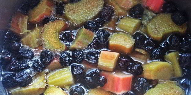 компот из ревеня, черноплодки и изюма